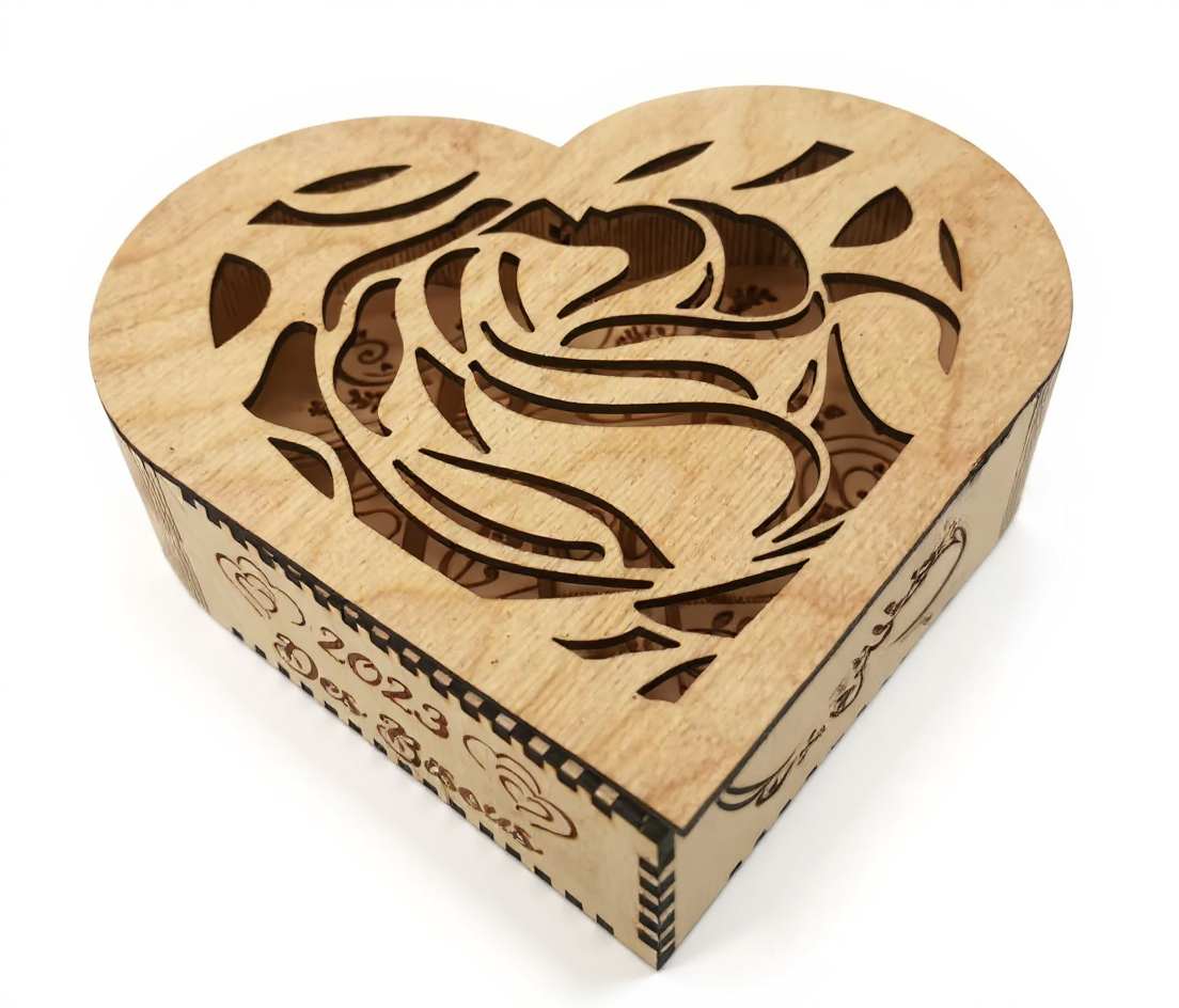 Boîte en forme de cœur en bois ajouré, motif Rose, romantique, artisanat français