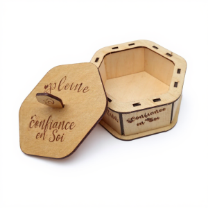 Boîte hexagonale en bois gravée au laser avec inscription Confiance en soi, création artisanale à Neuilly-sur-Marne