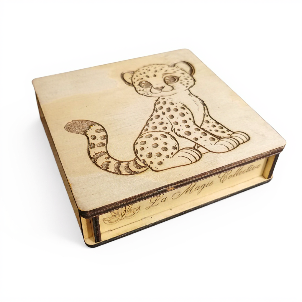 Box carrée en bois 140x140x40mm avec motif guépard gravé, artisanat français pour enfant