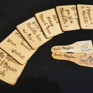 Ustensiles à raclette en bois personnalisés avec messages gravés, création artisanale française pour soirées conviviales