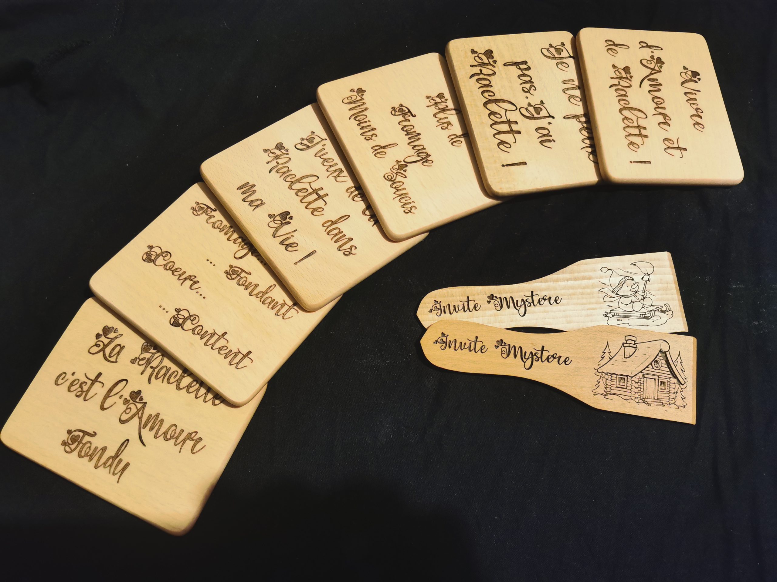 Ustensiles à raclette en bois personnalisés avec messages gravés, création artisanale française pour soirées conviviales