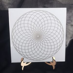 Miroir gravé 20x20 cm avec motif géométrique et support western en bois, création artisanale française