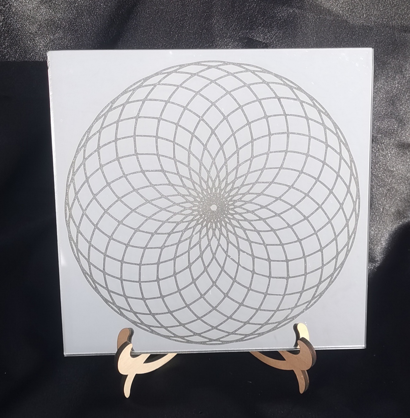 Miroir gravé 20x20 cm avec motif géométrique et support western en bois, création artisanale française