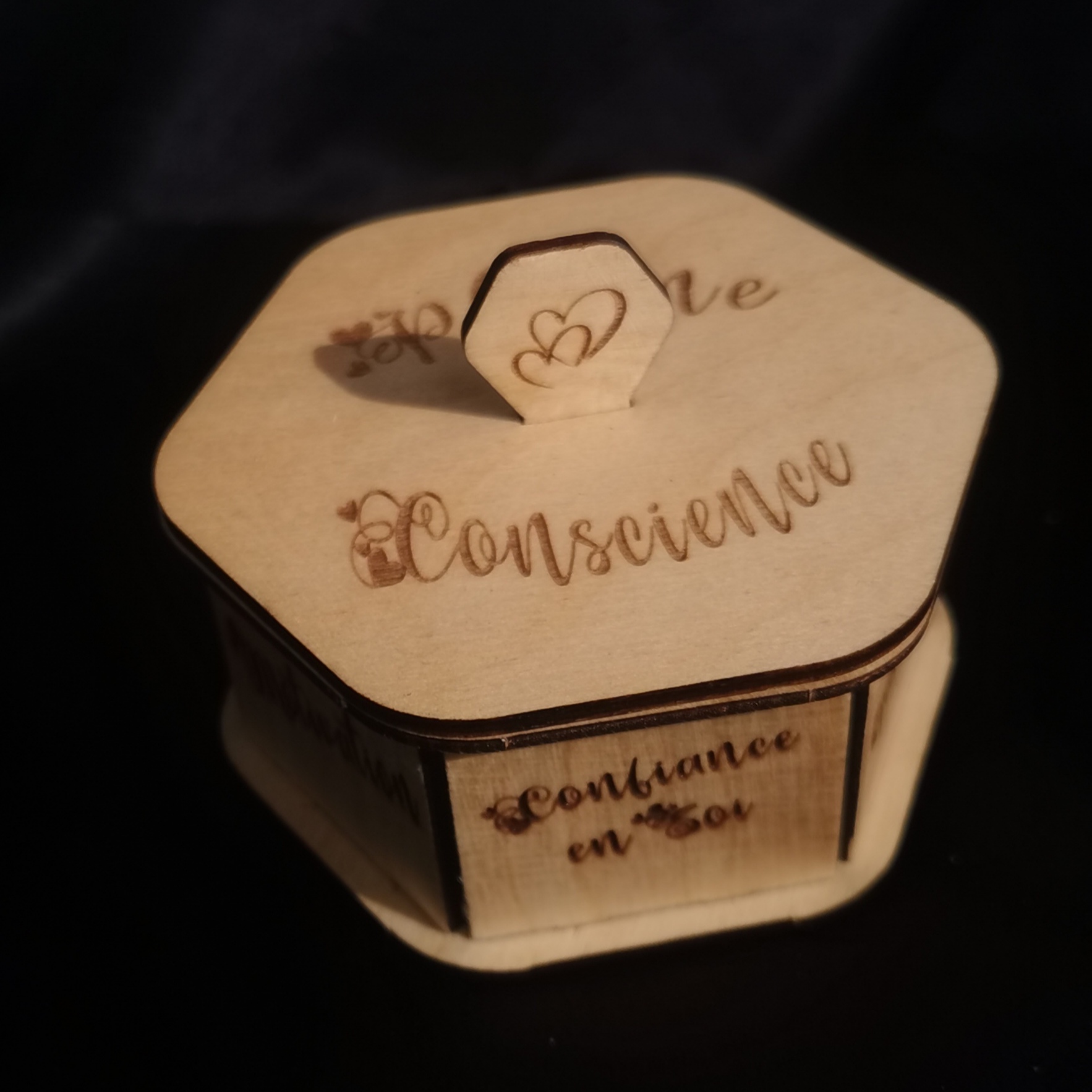 Boîte hexagonale en bois gravée au laser avec inscription Confiance en soi, création artisanale à Neuilly-sur-Marne
