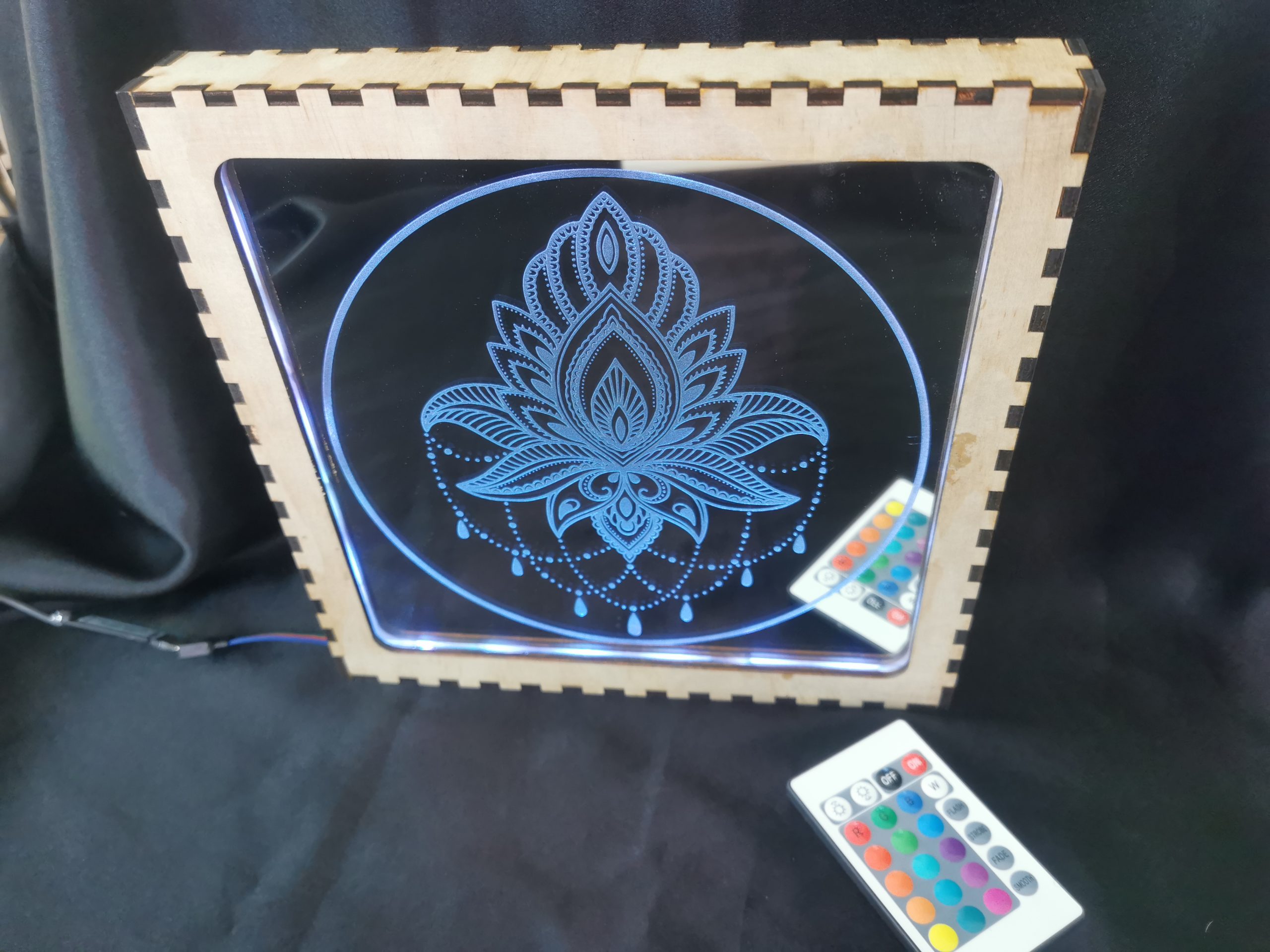 Enseigne lumineuse 25x25 cm, miroir gravé avec motif floral, LED RGB et télécommande, artisanat français