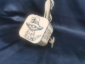 Box Accordéon en bois 85x85x85 mm gravée au laser avec illustration de chat magique au chapeau, fabrication artisanale à Neuilly-sur-Marne