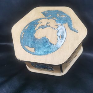Grande box hexagonale en bois 18x18x7 cm avec finition résine époxy, motif globe et chat, artisanat français