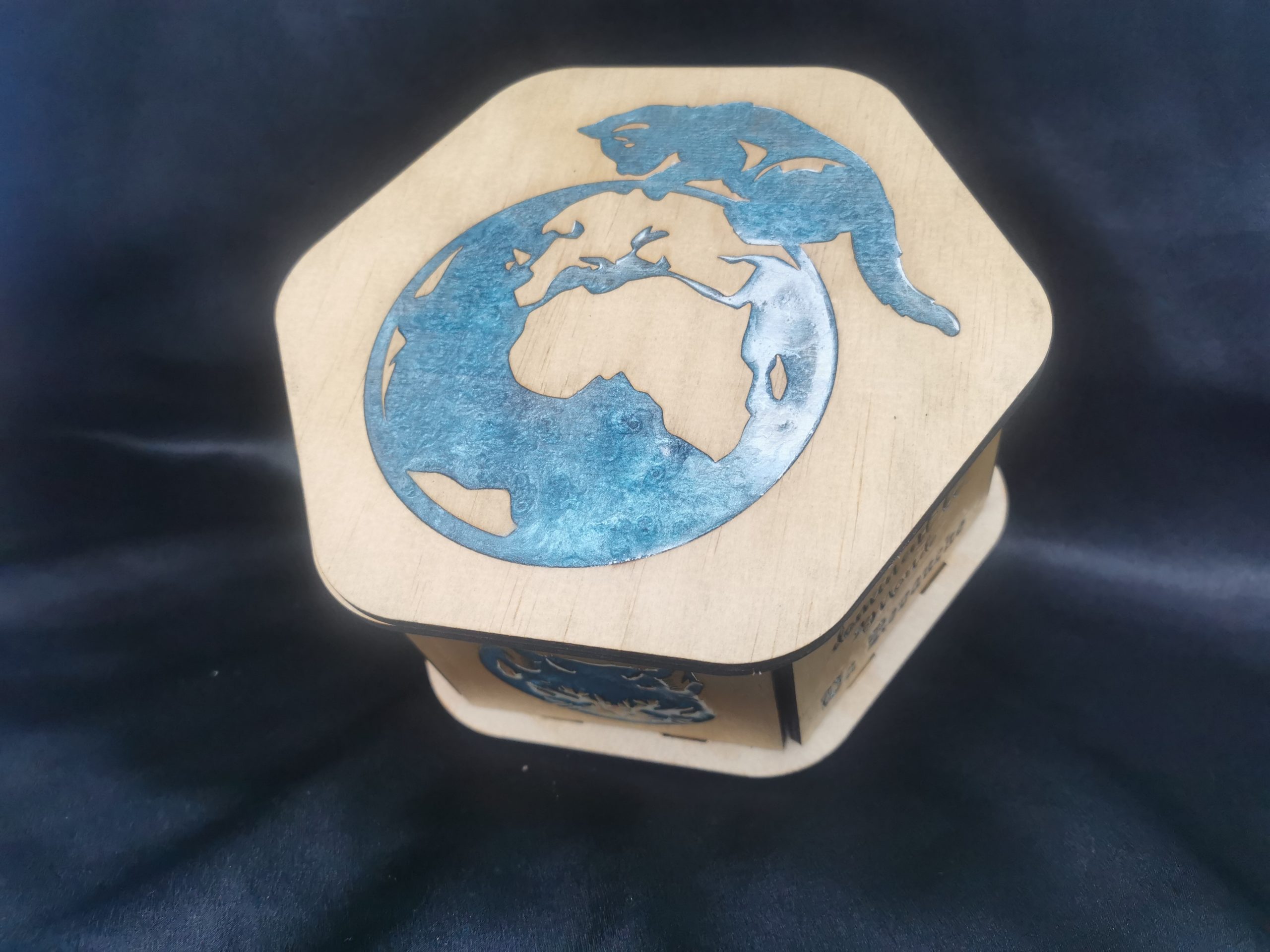 Grande box hexagonale en bois 18x18x7 cm avec finition résine époxy, motif globe et chat, artisanat français
