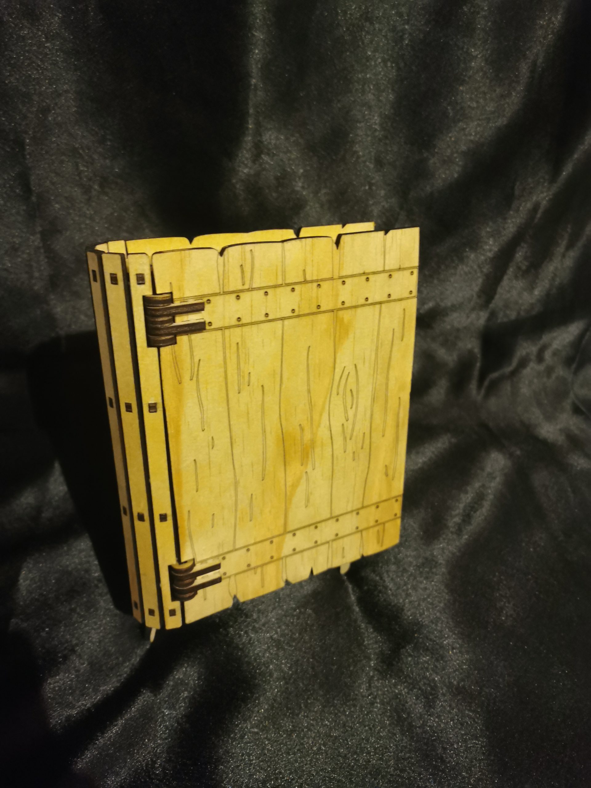 Boîte grimoire en bois, coffret en forme de livre magique gravé au laser, fabrication artisanale à Neuilly-sur-Marne