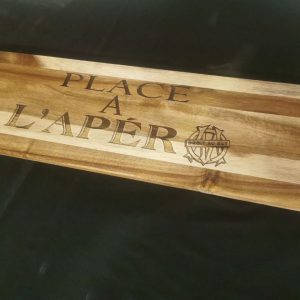 Planche à découper en bois personnalisée avec gravure "Place à l'apéro" et logo "Droit au but", artisanat français