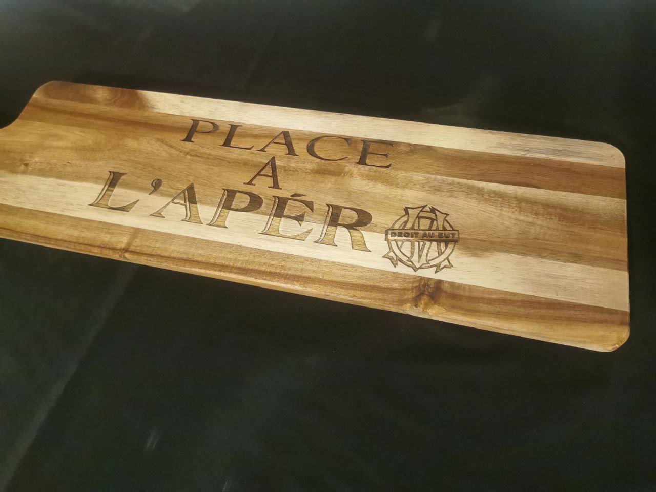 Planche à découper en bois personnalisée avec gravure "Place à l'apéro" et logo "Droit au but", artisanat français