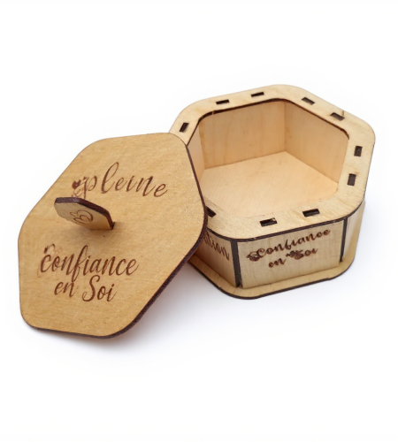 Boîte hexagonale en bois gravée au laser avec inscription Confiance en soi, création artisanale à Neuilly-sur-Marne