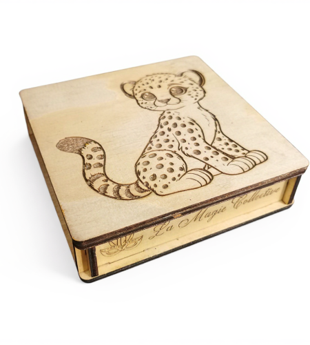 Box carrée en bois 140x140x40mm avec motif guépard gravé, artisanat français pour enfant