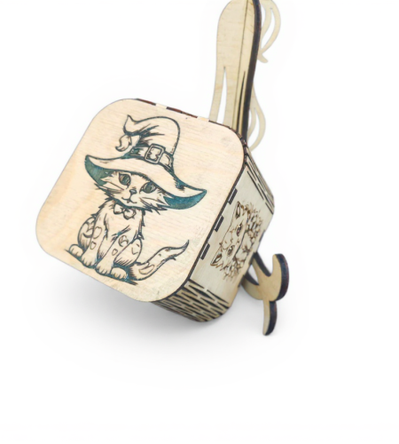 Box Accordéon en bois 85x85x85 mm gravée au laser avec illustration de chat magique au chapeau, fabrication artisanale à Neuilly-sur-Marne
